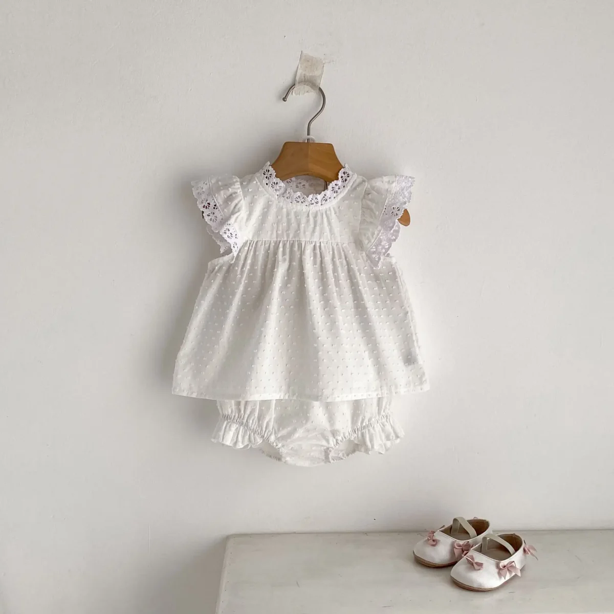 New summer baby clothes for 0-3 years old, fresh and sweet baby girl with flying sleeves and lace top + cute ruffled shorts - Image 1
