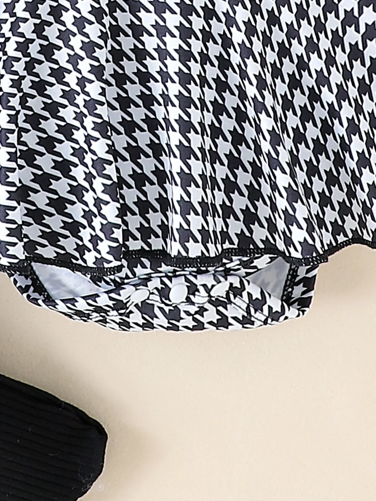 2PCS In Autumn, Baby Girls Aged 0-1 Years Old Have Comfortable Sweet And Cute Black Top + Houndstooth Skirt + Hair Band - Image 4